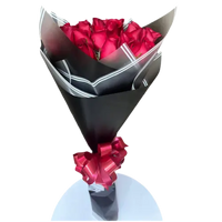 12 rosas rojas empaquetadas elegantemente para regalos en Miami, presentación premium con entrega el mismo día en Doral