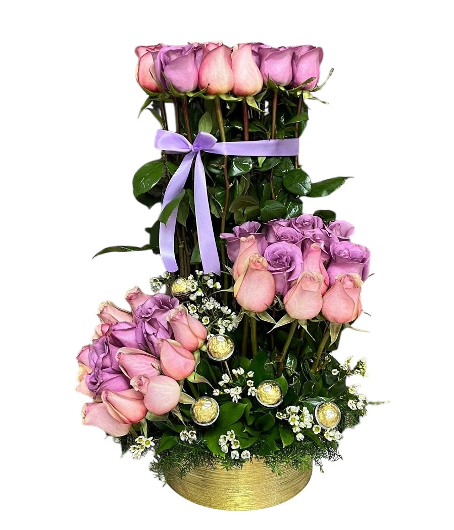 Impresionante arreglo de rosas moradas