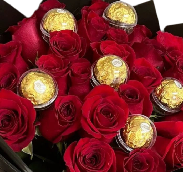 BouquetsFlowers.com Un ramo de rosas rojas y Ferrero Rocher decorado con papel especial. Un regalo que expresa amor y dedicación.