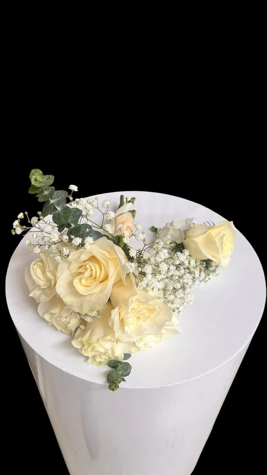 Paquete Rosa de la Victoria: Ramo y Boutonnière