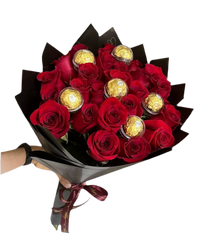 BouquetsFlowers.com Un ramo de rosas rojas que simbolizan el amor y la pasión, acompañado de deliciosos chocolates Ferrero Rocher. Decorado con papel especial para darle un toque elegante.