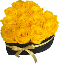 Elegante caja en forma de corazón con rosas amarillas frescas, símbolo de alegría y nuevos comienzos. Perfecto para celebrar la primavera y transmitir felicidad