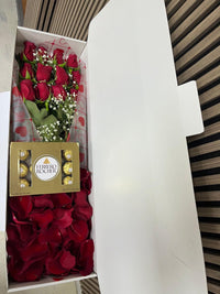 Delicia Romántica – 12 Rosas con Chocolates y Pétalos en Doral Miami