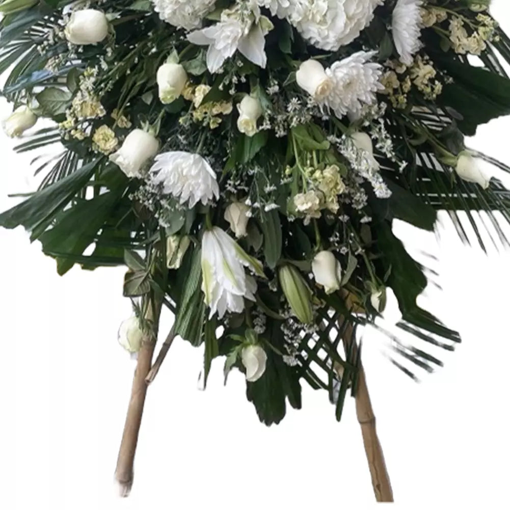 Corona funebre paz, adornada con delicadas flores blancas, una manera perfecta de transmitir su más sentido pésame y condolencias, arreglos de pésame, flores de pésame, coronas fúnebres y condolencias, sympathy and condolences, sympathy arrangements, sympathy flowers Bouquets Flowers Miami