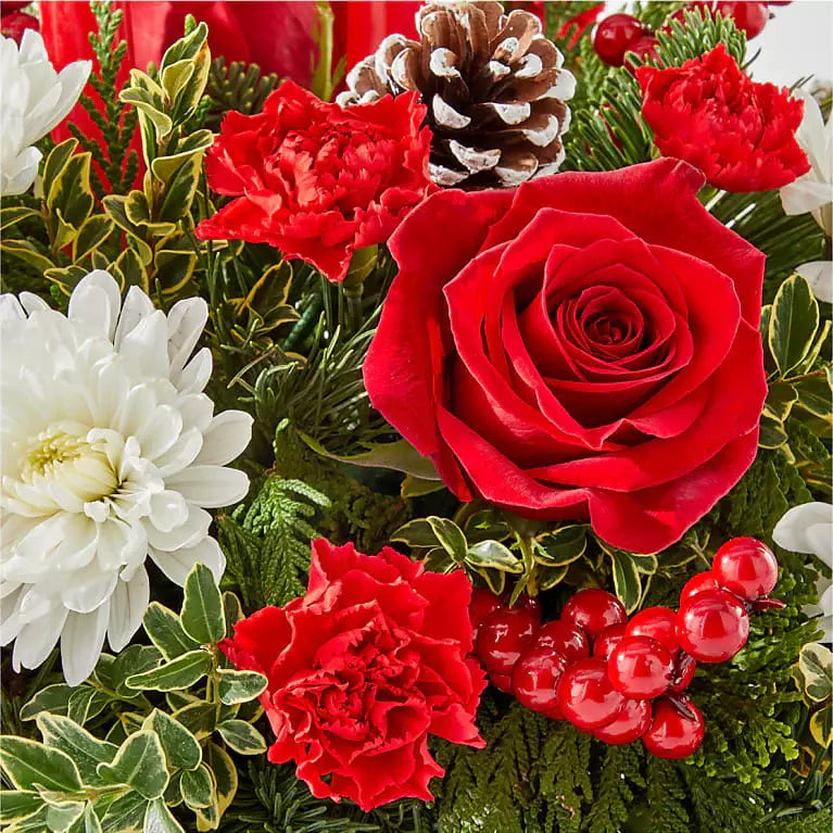 We present in this image our seasonal centerpiece, this view is the detail of red roses, white carnations and daisies, ideal for decorating the dining table of your home. Our flower shop is located in the city of Miami. Bouquets Flowers