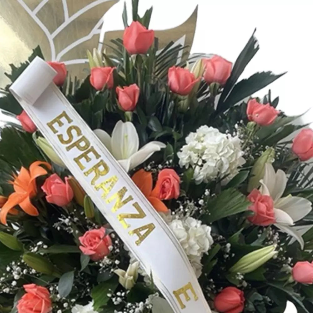 Corona Funeraria Tranquilidad, Simpatía y Condolencias en Miami, es un hermoso tributo para honrar a su ser querido, adornada con delicadas flores blancas y rosadas, simpatía y condolencias, arreglos de simpatía, flores de simpatía. Bouquets Flowers Miami