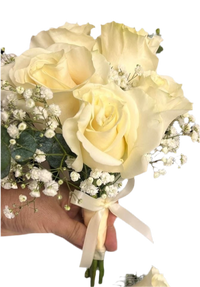 Boutonnière y pulsera de rosa blanca