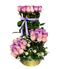 Impresionante arreglo de rosas moradas