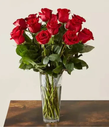18 rosas tallo largo bouquet romántico Miami. Perfecto aniversarios, Christmas, San Valentín. Jarrón incluido. Entrega mismo día Doral. Florería premium 