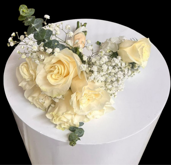 Paquete Rosa de la Victoria: Ramo y Boutonnière