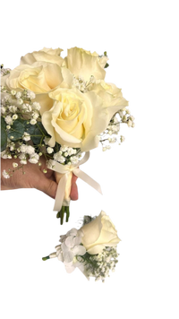 Boutonnière y pulsera de rosa blanca