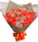 Regala un arreglo de rosas naranjas y gipso con un toque de follaje exótico. Disponible en BouquetsFlowers.com para entrega en Miami.