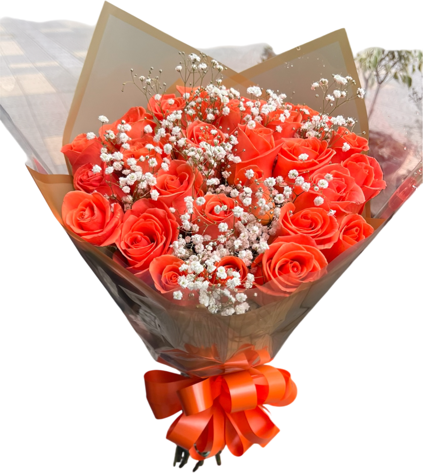 Regala un arreglo de rosas naranjas y gipso con un toque de follaje exótico. Disponible en BouquetsFlowers.com para entrega en Miami.