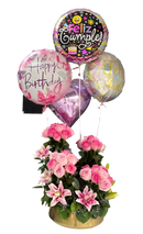 En BouquetsFlowers.com tenemos Hermoso arreglo floral de cumpleaños con rosas rojas y rosadas frescas, diseñado especialmente para entrega inmediata en Miami, Doral y áreas cercanas de Florida. Este elegante bouquet combina rosas premium de colores vibrantes con flores complementarias blancas y follaje verde exuberante, creando una composición sofisticada perfecta para celebrar momentos especiales.