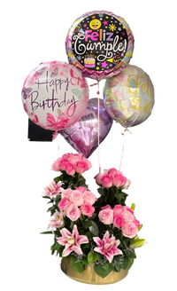 En BouquetsFlowers.com tenemos Hermoso arreglo floral de cumpleaños con rosas rojas y rosadas frescas, diseñado especialmente para entrega inmediata en Miami, Doral y áreas cercanas de Florida. Este elegante bouquet combina rosas premium de colores vibrantes con flores complementarias blancas y follaje verde exuberante, creando una composición sofisticada perfecta para celebrar momentos especiales.