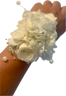 Impresionante pulsera de rosas blancas