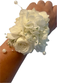 Impresionante pulsera de rosas blancas