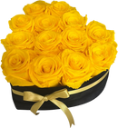 Elegante caja en forma de corazón con rosas amarillas frescas, símbolo de alegría y nuevos comienzos. Perfecto para celebrar la primavera y transmitir felicidad