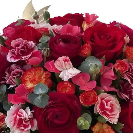 En BouquetsFlowers.com desbloquea el lenguaje secreto de las flores: combina rosas con otras flores para expresar lo que realmente sientes y haz que su día sea inolvidable.