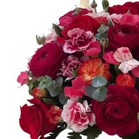 En BouquetsFlowers.com no solo regala flores, regala un mensaje: combina rosas con otras flores para demostrar tu amor, amistad o admiración de manera única y significativa.