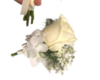 Boutonnière y pulsera de rosa blanca