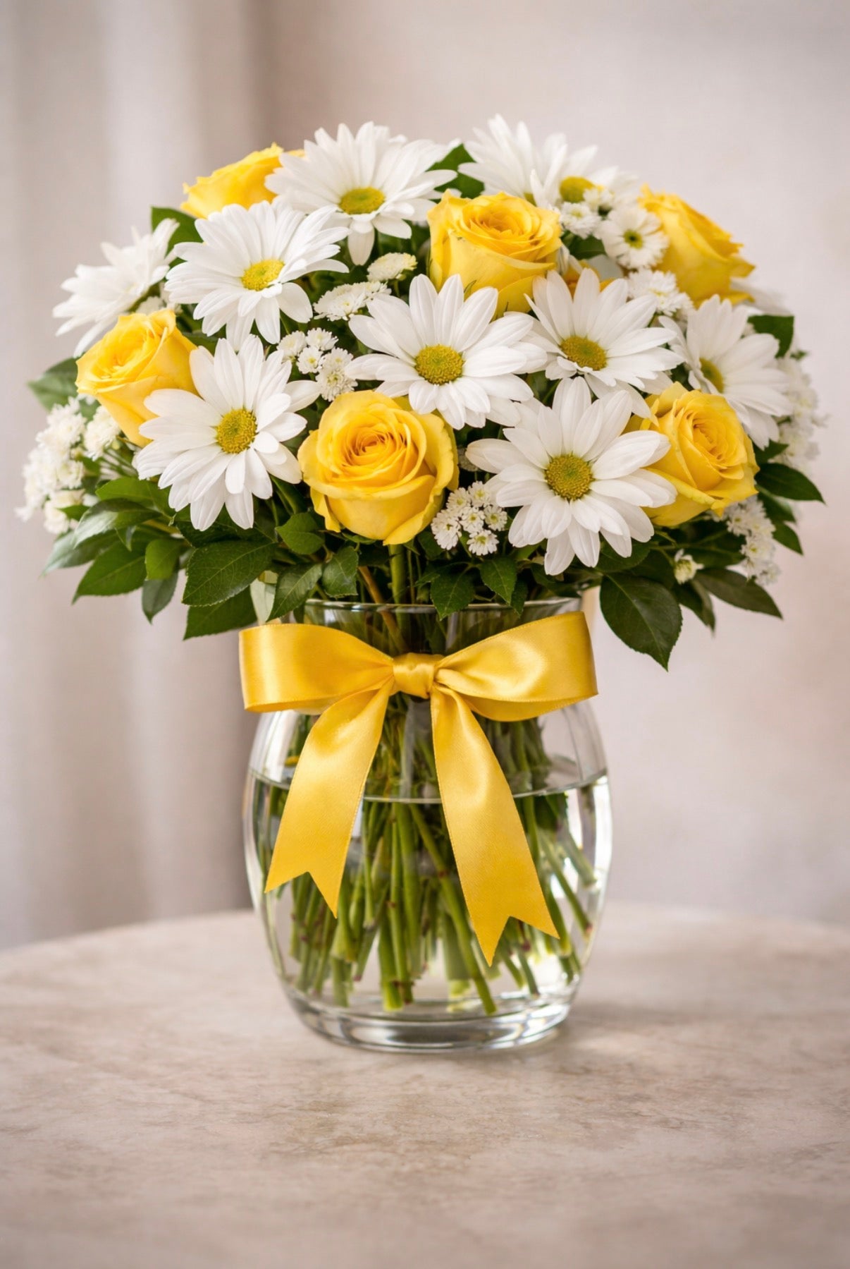 Diseño floral sofisticado con margaritas blancas y rosas vibrantes en jarrón de vidrio. Creado por expertos floristas para clientes que valoran la excelencia. Entrega el mismo día en Miami y Doral. #LuxuryFlowersMiami #MiamiLuxury #LuxuryGiftsMiami #MiamiFlorist #DoralBusiness #LuxuryBouquets #FlowersThatImpress