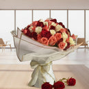 sorprenderá en este día especial con este hermoso bouquet de rosas mixtas tonos rojos, rosados y blancos, para mostrarle tu amor y cariño