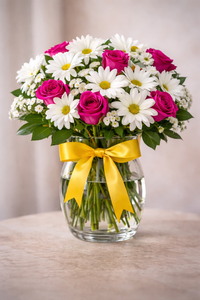 Arreglo floral de lujo elaborado con margaritas frescas y rosas selectas en jarrón transparente. Ideal para clientes corporativos en Doral y Miami que buscan impresionar con estilo y sofisticación. Disponible para entrega inmediata. #LuxuryFlowersMiami #MiamiLuxury #LuxuryGiftsMiami #MiamiFlorist #DoralBusiness #LuxuryBouquets #FlowersThatImpress