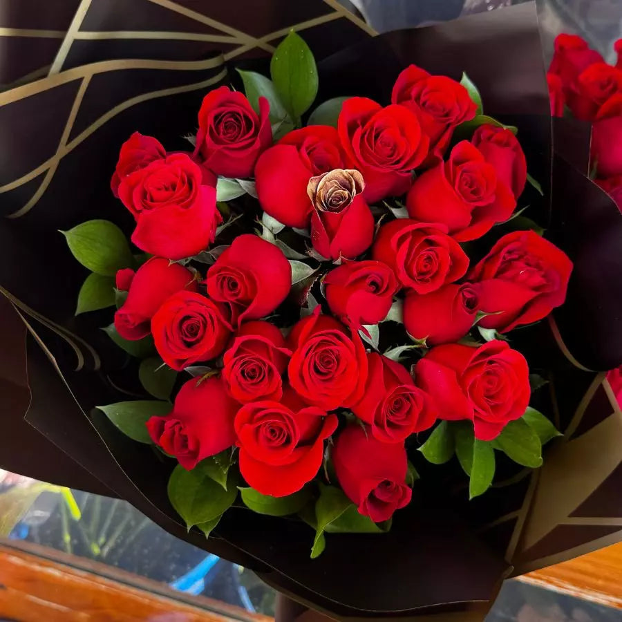 High-end red roses delivery Miami Beach for luxury romantic gifting.