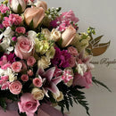 Descubre nuestro arreglo de flores mixtas con rosas, claveles y lirios en BouquetsFlowers.com y haz que tu día sea inolvidable.