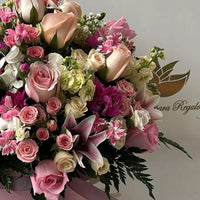 Descubre nuestro arreglo de flores mixtas con rosas, claveles y lirios en BouquetsFlowers.com y haz que tu día sea inolvidable.