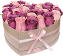 Exquisita rosa en forma de corazón que combina delicados tonos rosa y morado, creando un símbolo perfecto del amor romántico y la pasión elegante. Este arreglo floral único presenta pétalos cuidadosamente dispuestos en gradientes que van desde el rosa suave hasta el morado intenso, representando la evolución del amor desde la ternura hasta la pasión profunda. Ideal para San Valentín, aniversarios, pedidas de matrimonio y momentos íntimos especiales. Entrega especializada el mismo día en Miami, Doral, Bricke