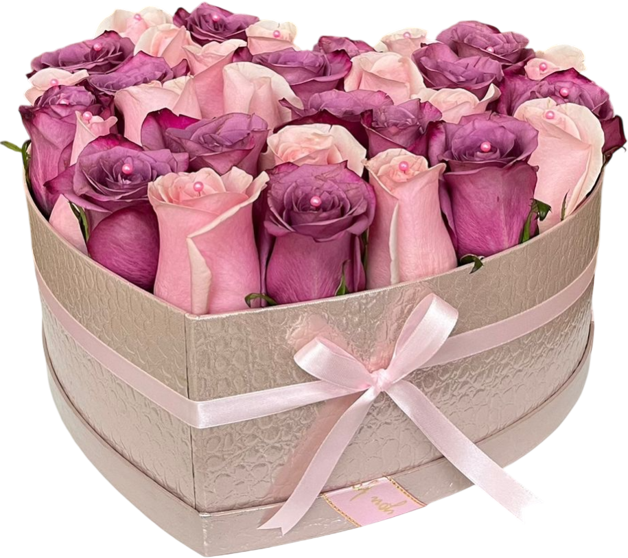 Exquisita rosa en forma de corazón que combina delicados tonos rosa y morado, creando un símbolo perfecto del amor romántico y la pasión elegante. Este arreglo floral único presenta pétalos cuidadosamente dispuestos en gradientes que van desde el rosa suave hasta el morado intenso, representando la evolución del amor desde la ternura hasta la pasión profunda. Ideal para San Valentín, aniversarios, pedidas de matrimonio y momentos íntimos especiales. Entrega especializada el mismo día en Miami, Doral, Bricke