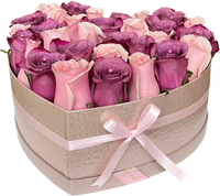Exquisita rosa en forma de corazón que combina delicados tonos rosa y morado, creando un símbolo perfecto del amor romántico y la pasión elegante. Este arreglo floral único presenta pétalos cuidadosamente dispuestos en gradientes que van desde el rosa suave hasta el morado intenso, representando la evolución del amor desde la ternura hasta la pasión profunda. Ideal para San Valentín, aniversarios, pedidas de matrimonio y momentos íntimos especiales. Entrega especializada el mismo día en Miami, Doral, Bricke