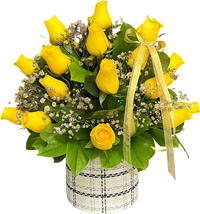 Rosas amarillas premium en caja elegante Miami. Compra flores amarillas frescas con entrega mismo día. Florería #1 en Miami, Doral, Brickell