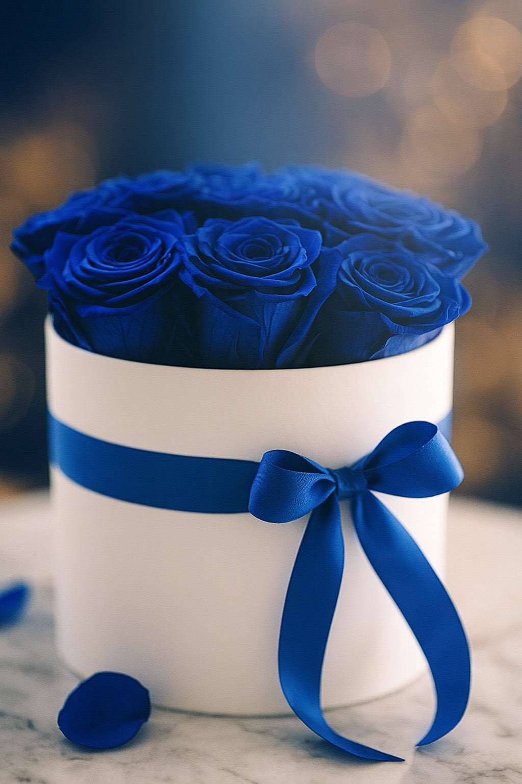 Elegante caja blanca con rosas azul rey preservadas y lazo satén azul. Flores eternas que conservan su belleza durante meses sin mantenimiento. Regalo sofisticado y duradero