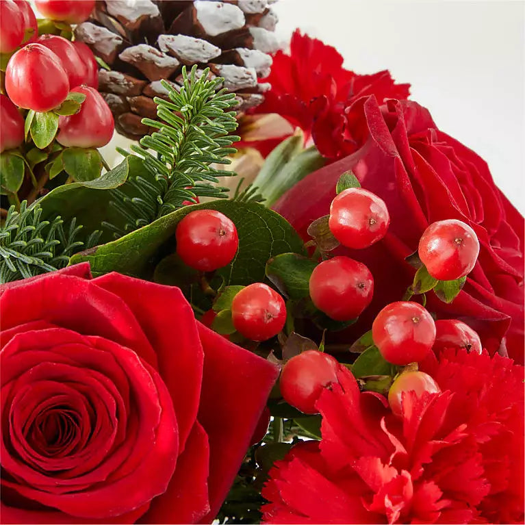 
                  
                    "Ángel de Navidad" elaborado con rosas, claveles, margaritas y acompañamiento verde, en un jarrón pequeño de vidrio. Detalle con rosas, floristería en Miami, Bouquets Flowers.
                  
                