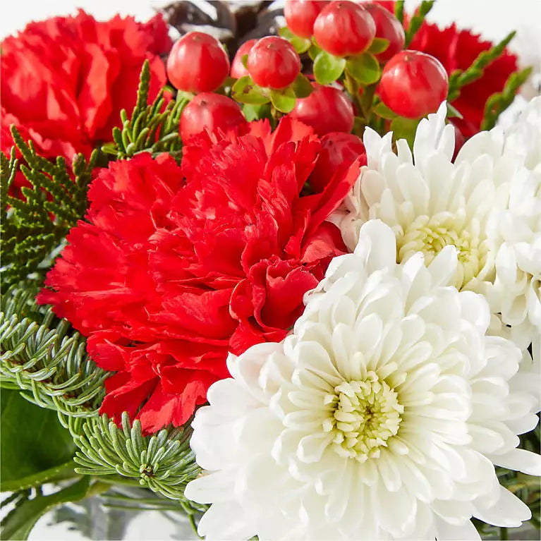 
                  
                    "Ángel de Navidad" elaborado con rosas, claveles, margaritas y acompañamiento verde, en un jarrón pequeño de vidrio. Detalle margaritas y claveles, floristería en Miami, Bouquets Flowers.
                  
                