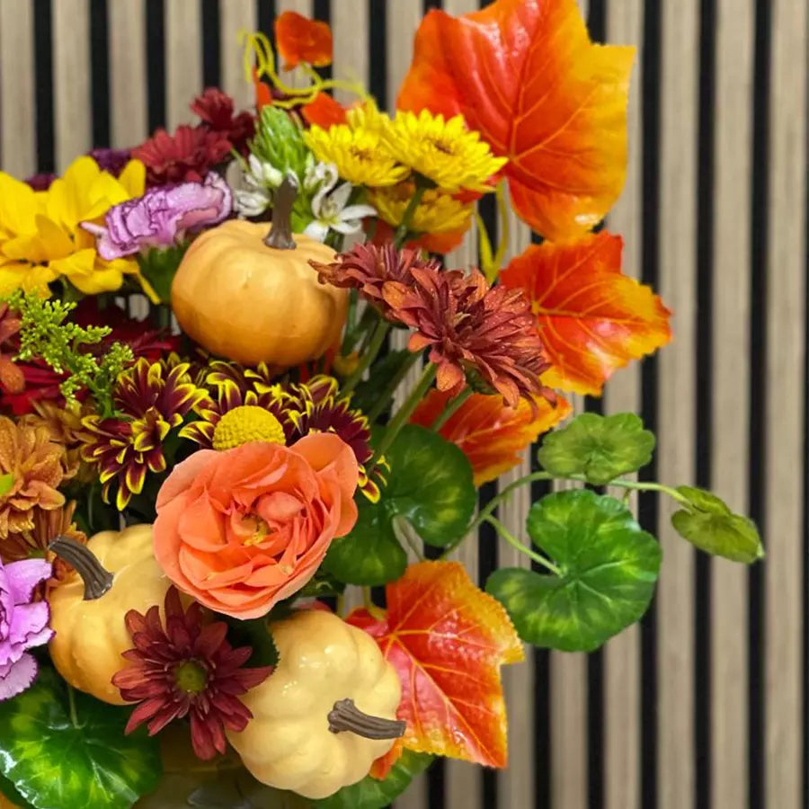 Flores de Otoño en Jarrón Decorativo. Este elegante arreglo presenta una variedad de vibrantes flores otoñales que añaden un toque de calidez y belleza a tu espacio. Bouquets Flowers Miami.