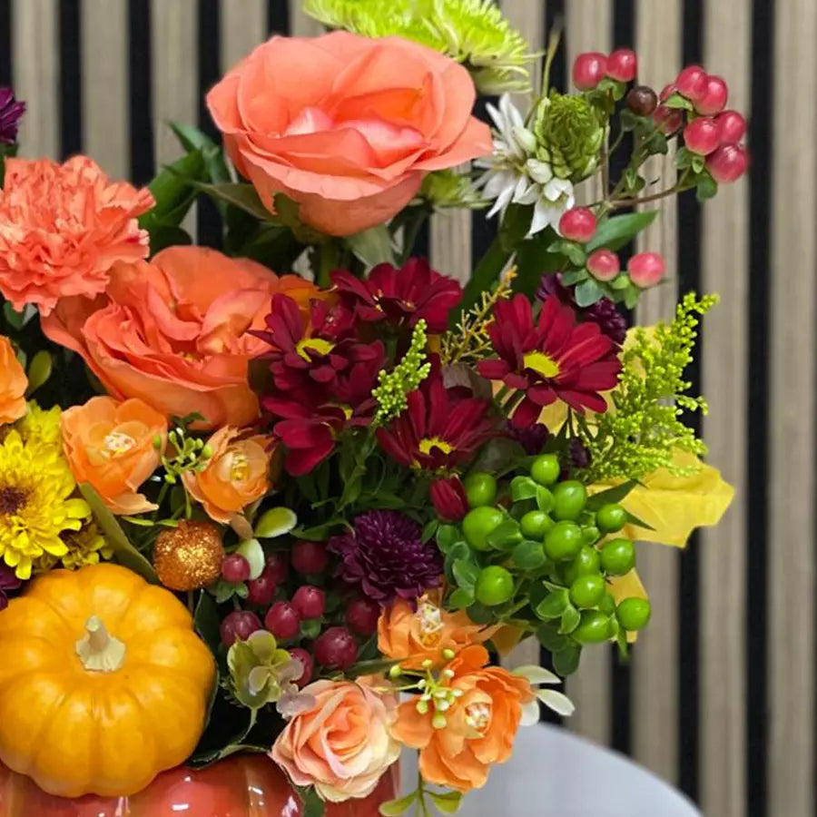 Flores de Otoño en Base de Calabaza. Este hermoso arreglo de flores otoñales en una base de calabaza traerá los colores y aromas de la estación a tu hogar. Bouquets Flowers Miami