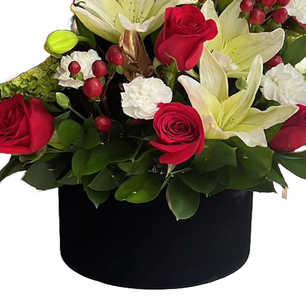 
                  
                    The image is of our floral arrangement with roses, lilies and carnations, we decorate them in a box with a Christmas theme, our flower shop is located in Doral, Miami. Bouquets Flowers. Detail of the base
                  
                