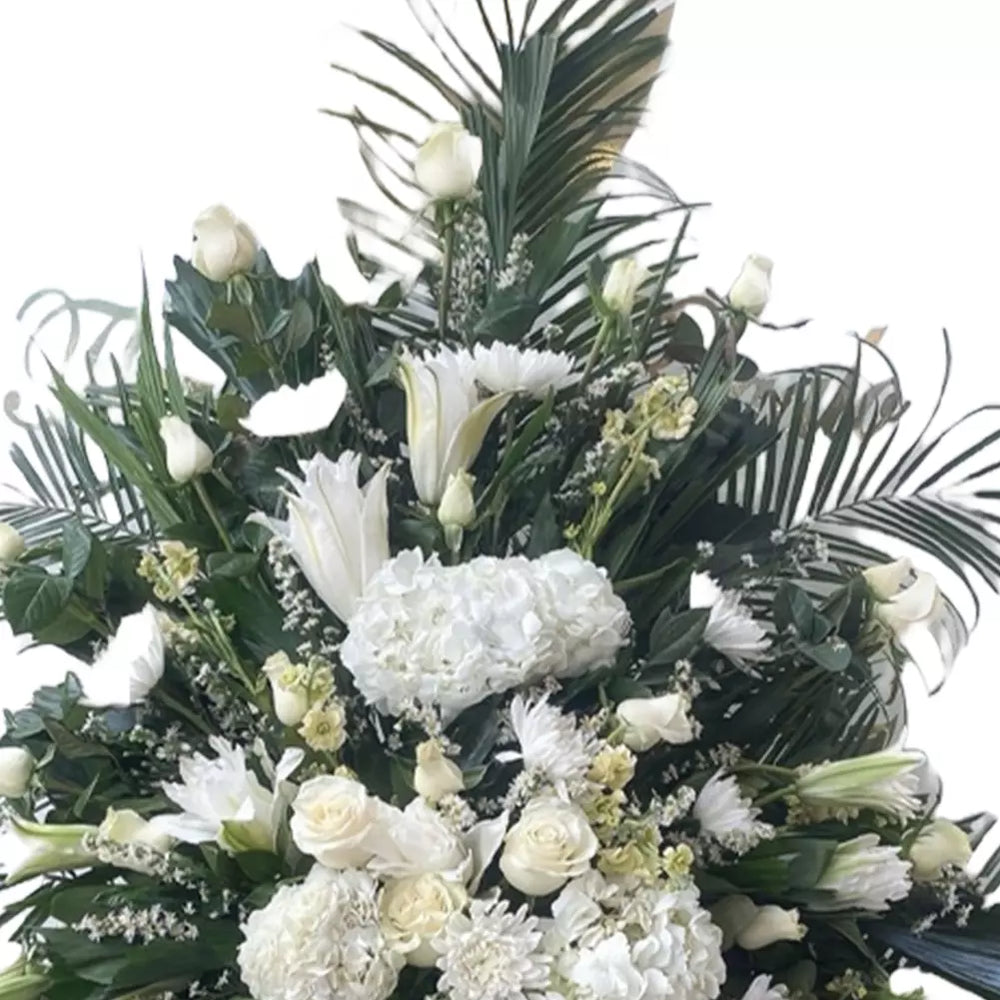 Corona funebre paz, adornada con delicadas flores blancas, una manera perfecta de transmitir su más sentido pésame y condolencias, arreglos de pésame, flores de pésame, coronas fúnebres y condolencias, sympathy and condolences, sympathy arrangements, sympathy flowers Bouquets Flowers Miami