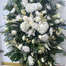 Corona funebre paz, adornada con delicadas flores blancas, una manera perfecta de transmitir su más sentido pésame y condolencias, arreglos de pésame, flores de pésame, coronas fúnebres y condolencias, sympathy and condolences, sympathy arrangements, sympathy flowers Bouquets Flowers Miami