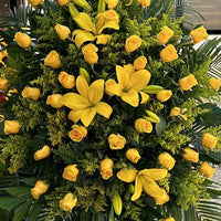 Corona Funeraria Serenidad, Entrega a Domicilio en Miami, Flores de Condolencia, Corona Funeraria Serenidad, exprese su mas sincero pésame y condolencias con este hermoso arreglo, es una manera perfecta de transmitir sus sentidas condolencias, pésame, y condolencias, arreglos de condolencia, flores de condolencia, Entrega a Domicilio en Miami.