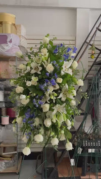 With deepest sympathy and love, we remember [nombre del ser querido] and celebrate their life with these beautiful flowers.