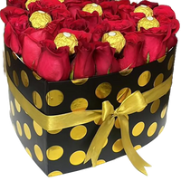 Image of heart-shaped box with red roses and chocolates, gift of flowers for Christmas, florist in Miami, Bouquets Flowers, image with detail of red roses and chocolates.
