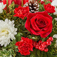 We present in this image our seasonal centerpiece, this view is the detail of red roses, white carnations and daisies, ideal for decorating the dining table of your home. Our flower shop is located in the city of Miami. Bouquets Flowers