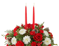 centro de mesa de temporada, lo hicimos con rosas rojas, claveles blancos y margaritas, la decoración se acompaña de dos velas para decorar la mesa de comedor de su hogar. Nuestra floristería se encuentra en la ciudad de Miami. Flores De Ramo, Tamaño Medio.