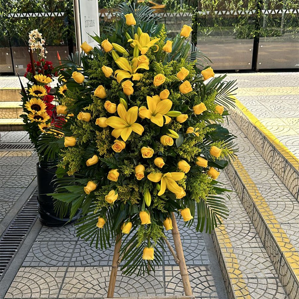 Corona Funeraria Serenidad, Entrega a Domicilio en Miami, Flores de Condolencia, Corona Funeraria Serenidad, exprese su mas sincero pésame y condolencias con este hermoso arreglo, es una manera perfecta de transmitir sus sentidas condolencias, pésame, y condolencias, arreglos de condolencia, flores de condolencia, Entrega a Domicilio en Miami.