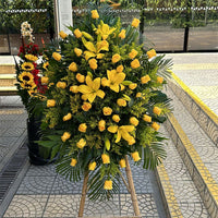 Corona Funeraria Serenidad, Entrega a Domicilio en Miami, Flores de Condolencia, Corona Funeraria Serenidad, exprese su mas sincero pésame y condolencias con este hermoso arreglo, es una manera perfecta de transmitir sus sentidas condolencias, pésame, y condolencias, arreglos de condolencia, flores de condolencia, Entrega a Domicilio en Miami.